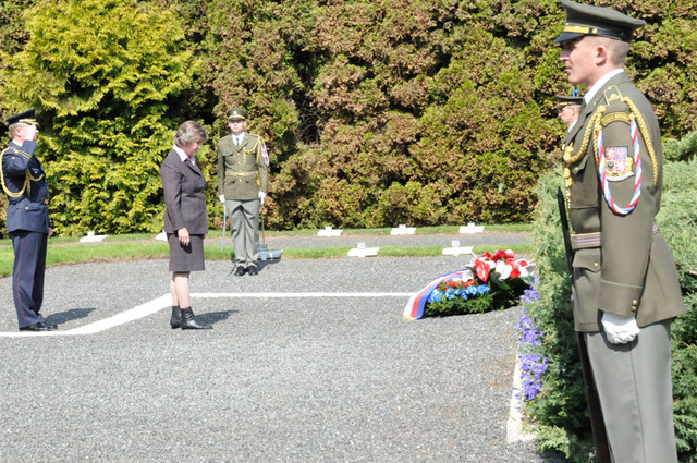 Smuteční věnec prezidenta republiky k pomníku položili Libuše Benešová a plukovník Zdeněk Ševčík