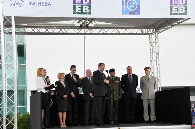 Čestní hosté na tribuně při slavnostním zahájení 5. ročníku výstavy IDEB