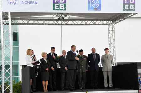 Čestní hosté na tribuně při slavnostním zahájení 5. ročníku výstavy IDEB