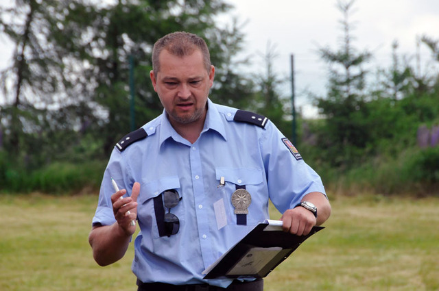 Praporčík Ladislav Hovad každému psovodovi zhodnotil práci psa, pečlivě dbal na objektivitu
