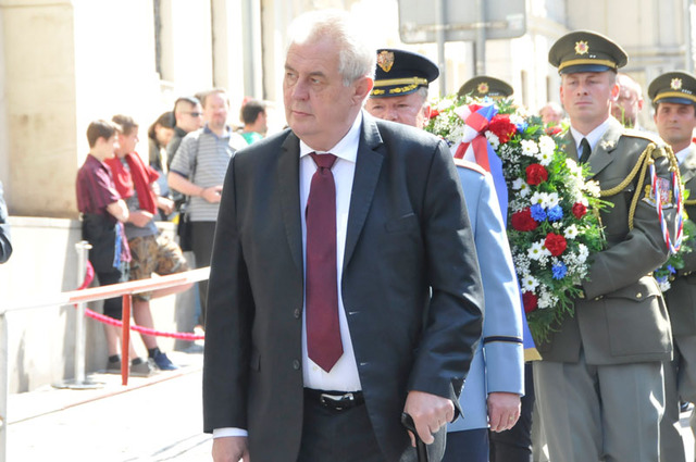 Jako první uctil položením smutečního věnce památku československých parašutistů prezident republiky Miloš Zeman