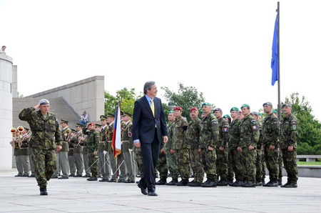 Ministr obrany Martin Stropnický v doprovodu velitele 8. úkolového uskupení ISAF AČR plukovníka Stanislava Hudečka při přehlídce jednotek na slavnostním nástupu