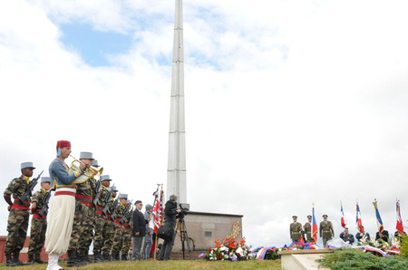 Před zahájením pietní vzpomínky na československé legionáře v Darney - vlevo v popředí čestná jednotka francouzské armády