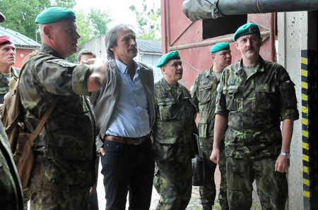 Garážování techniky 73. tankového praporu ministra minimálně zarazilo