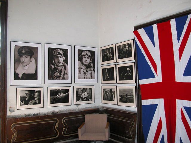 Návštěvníci prozatimního muzea v zámku mohou zhlédnout až do listopadu také výstavy, které souvisejí s natáčením filmů Nebeští letci či Tmavomodrý svět