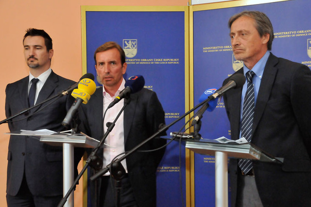 Tiskové konference se zúčastnili - zleva: ředitel Aera Vodochody Ladislav Šimek, partner společnosti Penta Investment Marek Dospiva a ministr obrany Martin Stropnický