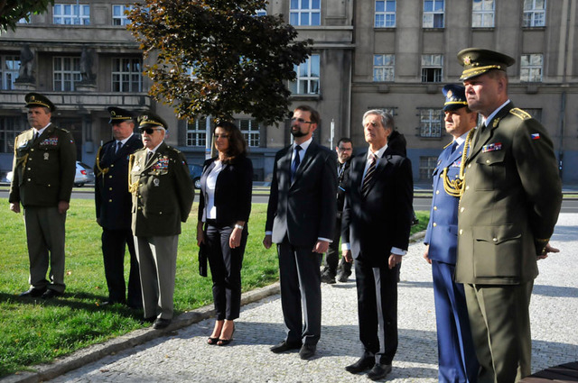 Hosté pietní vzpomínky na náměstí Svobody v Praze 6