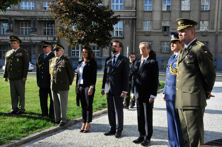 Hosté pietní vzpomínky na náměstí Svobody v Praze 6