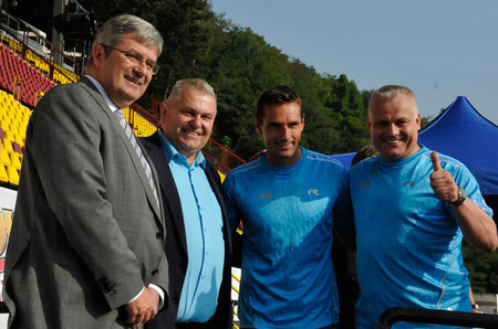 Otcové myšlenky vzniku projektu, který má přilákat mládež ke sportování - zprava: Robert Změlík a Roman Šebrle pózují na Julisce společně s šéfem České unie sportů Miroslavem Janstou (zcela vlevo)