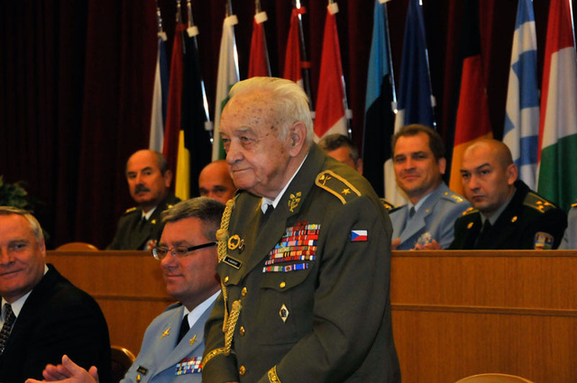 V čestném předsednictvu usedl také přímý účastník bojů o Duklu generál Miloslav Masopust