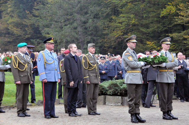 Zahájení pietní vzpomínky na Dukle se zúčastnila a památce hrdinů od Dukly se poklonila také česká delegace vedená náměstkem ministra obrany Jakubem Kulhánkem