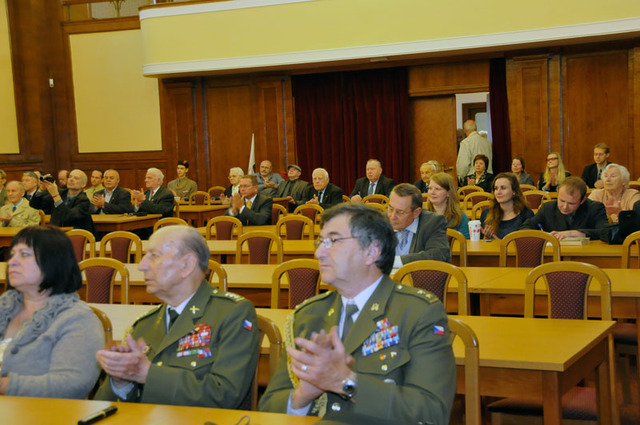 Účastníci slavnostního shromáždění v hlavním sále MO