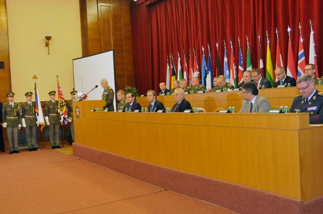 Tribuna s čestnými hosty velitelského shromáždění