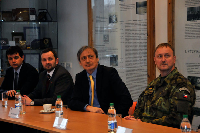 Část hostů na setkání s veliteli v Liberci - zleva: ředitel kabinetu ministra Jan Rouček, primátor Liberce Tibor Batthyany, ministr obrany Martin Stropnický a zástupce velitele pozemních sil AČR generál Ladislav Jung