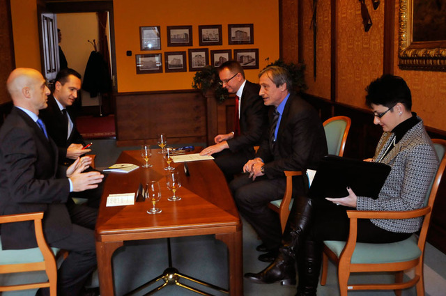 Zdvořilostního přijetí na MO ČR se zúčastnili: (zleva) italský velvyslanec v Praze Aldo Amati a zástupce mise Bartolomeo Lamonarca, českou delegaci spolu s ministrem Martinem Stropnickým tvořili náměstek Daniel Koštoval a Beata Matusíková ze SOPS MO 