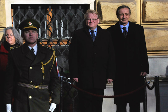 Oba ministři při přehlídce jednotky Čestné stráže AČR