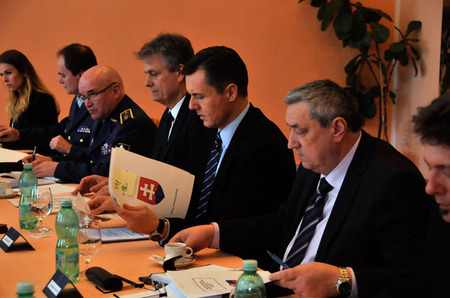 Část slovenské delegace, kterou vedl státní tajemník MO SR Miloš Koterec (druhý zprava)