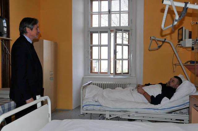 Zde ministr obrany navštívil i jednoho z pacientů, který se ještě nedávno nacházel ve velmi vážném zdravotním stavu