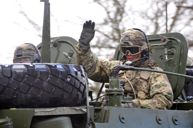 Americký voják zdraví příznivce US Army v pražské Ruzyni