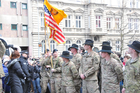 Američtí vojáci mezi Plzeňany na Americké třídě