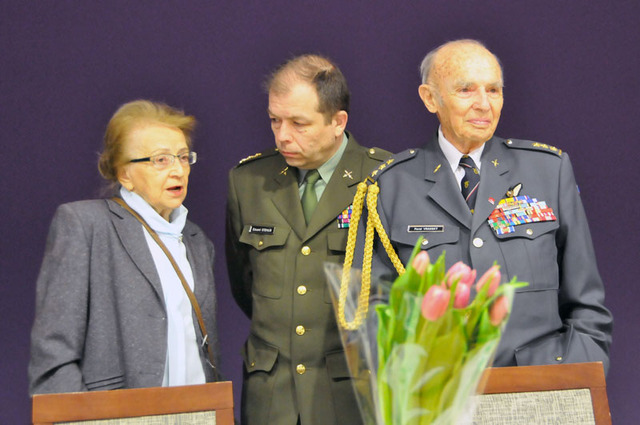 Zleva: Zoe Klusáková-Svobodová, plukovník Eduard Stehlík a plukovník Pavel Vranský