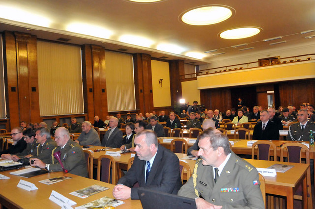 Z jednání Sněmu Sdružení válečných veteránů ČR v hlavním sále MO ČR