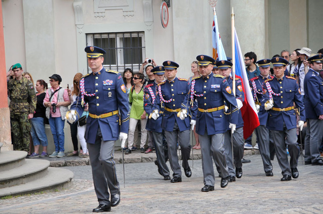 Slavnostnímu zahájení výstavy předcházelo defilé jednotek Hradní stráže