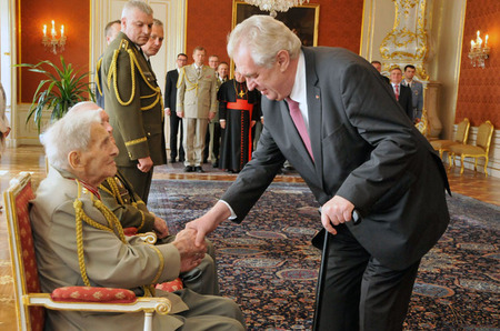 Prezident republiky jmenoval generály 