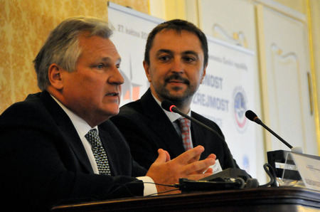 Hlavním zahraničním hostem konference byl bývalý polský prezident Aleksander Kwasniewski, kterého přivítal předseda Jagello 2000 Zbyněk Pavlačík