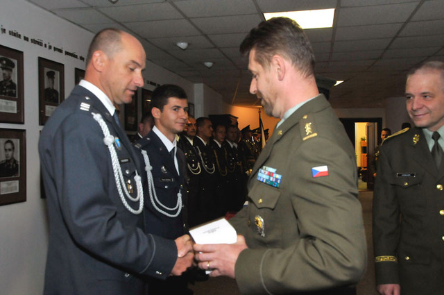 Plukovník Radek Šíba předává věcný dar zástupce náčelníka GŠ AČR -ředitele SOC MO praporčíku Františku Převorovskému