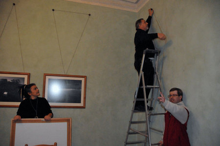 Montáž fotografických obrazů v mincovně