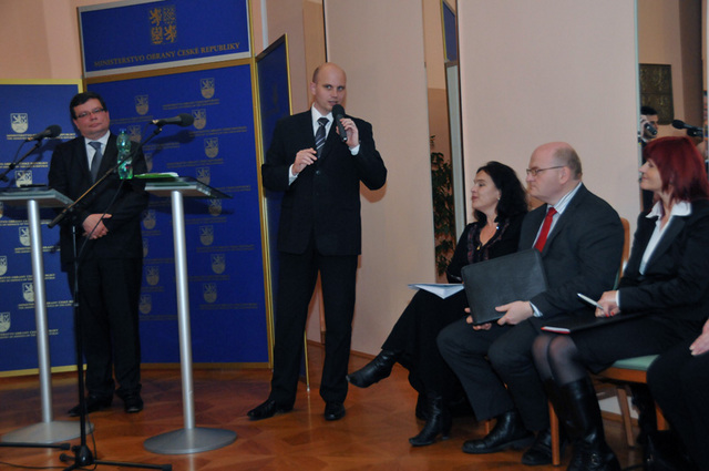 Z tiskové konference k zákonu č. 262/2011 Sb., které se zúčastnil ministr obrany Alexandr Vondra