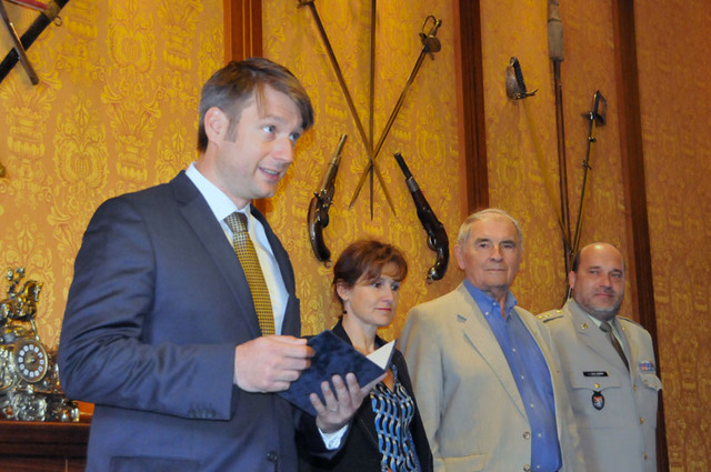 Náměstek ministra obrany Jakub Landovský poděkoval vnučce generála Pellého za její angažovanost v rozvíjení česko-francouzských vztahů