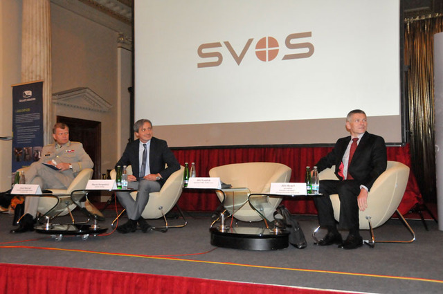 Hlavní aktéři 181. Žofínského fóra, zleva: náčelník GŠ AČR generálporučík Josef Bečvář, ministr obrany Martin Stropnický a prezident Asociace obranného a bezpečnostního průmyslu Jiří Hynek