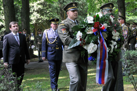 Jako první položili zástupci prezidentské kanceláře věnec prezidenta republiky Miloše Zemana