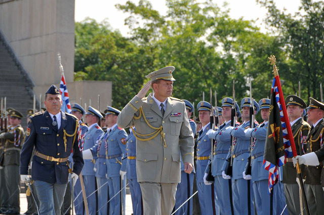 Náčelník Generálního štábu AČR generálporučík Josef Bečvář vykonal v doprovodu velitele pražské posádky plukovníka Milana Virta přehlídku čestných jednotek