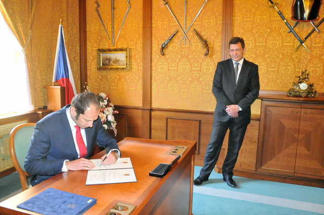 Po ní usedl za podpisový stůl náměstek ministra obrany Pavel Beran