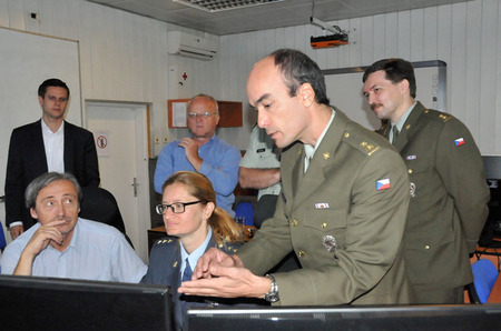 Podplukovník Jaroslav Pachlopník ( v popředí) vysvětluje hostům náplň práce operátorů Centra CIRC