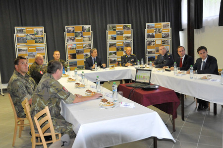 Velitelé pardubické  posádky informovali hosty o úkolech, které zdejší vojáci plní