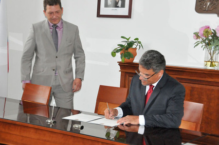 Podpis náměstka Tomáše Kuchty pod služební slib za přítomnosti státního tajemníka Petra Vančury