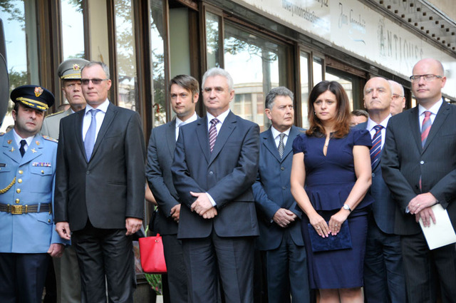 Čestní hosté pietního aktu před budovou Českého rozhlasu na Vinohradské třídě v Praze