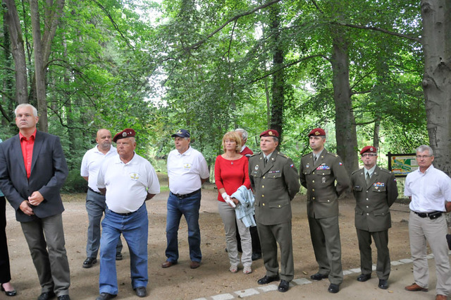 Část hostů slavnostního otevření zrekonstruovaného Památníku obětem světových válek v Mertových sadech v Jindřichově Hradci