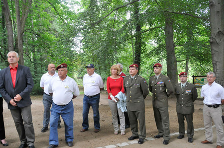 Část hostů slavnostního otevření zrekonstruovaného Památníku obětem světových válek v Mertových sadech v Jindřichově Hradci