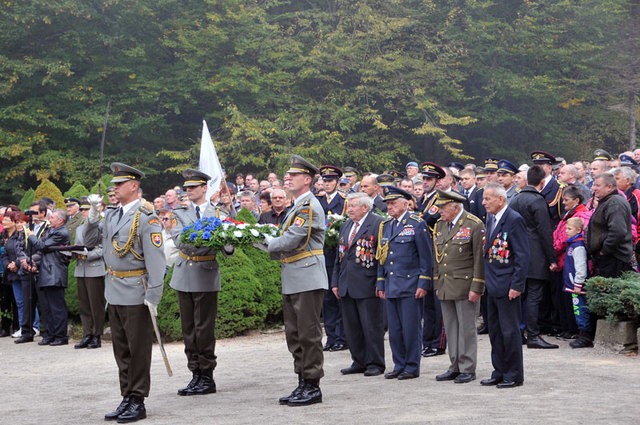 ...ti také spolu se slovenskými spolubojovníky položili jako první smuteční věnec k památníku na Dukle