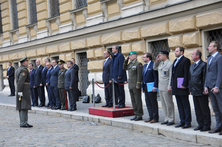 Velitel čestné jednotky žádá ministra obrany o povolení k provedení slavnostního pochodu
