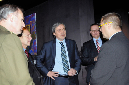 Před zahájením konference byl prostor k diskuzi s ministrem obrany a jeho náměstkem Danielem Koštovalem 