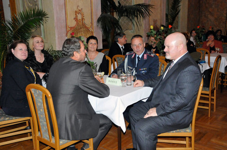 Stůl hostů, u kterého zasedli poslankyně Jana Černochová, zástupci ambasád SRN a USA, zástupce ředitele odboru pro válečné veterány MO Milan Bachan a starostka Chocerad Eva Bubnová