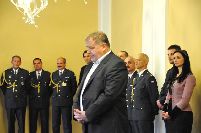 Přítomné v salonku Praha na Ministerstvu obrany ČR přivítal a oceněným poblahopřál náměstek pro řízení sekce dozoru a kontroly MO ČR  Antonín Rada