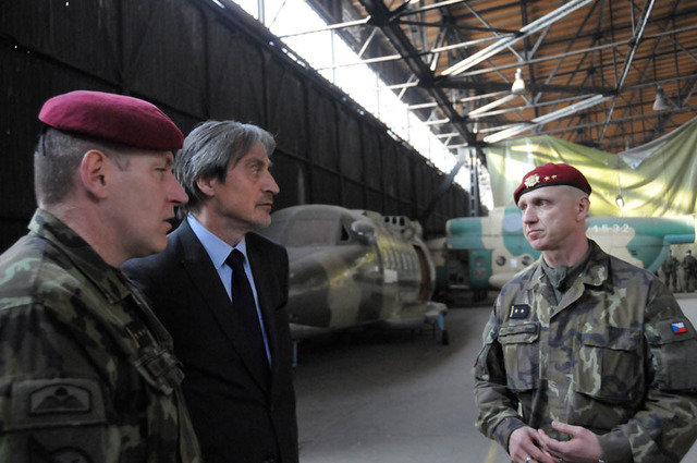 Velitelé plukovník Miroslav Hlaváč a podplukovník Róbert Dziak seznámili hosta s výcvikovým zázemím výsadkářů v Chrudimi