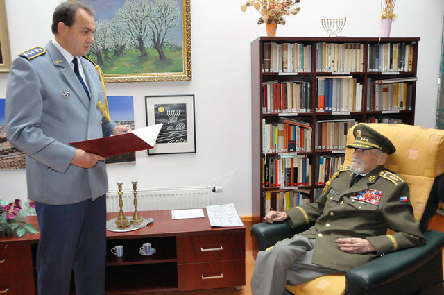 Přidělenec obrany Slovenské republiky v Praze plukovník Ján Goceliak čte před generálem Beerem rozkaz náčelníka GŠ OSSR o udělení pamětní medaile, za významný podíl na osvobozovacích bojích